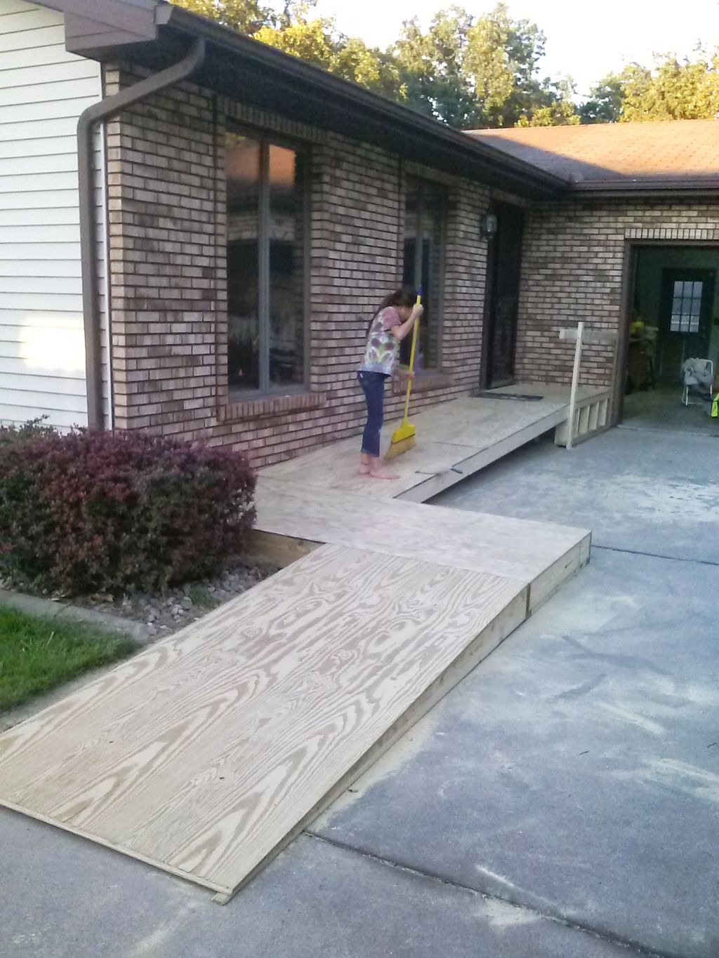 A wheelchair ramp that rises 30" to entry of custo