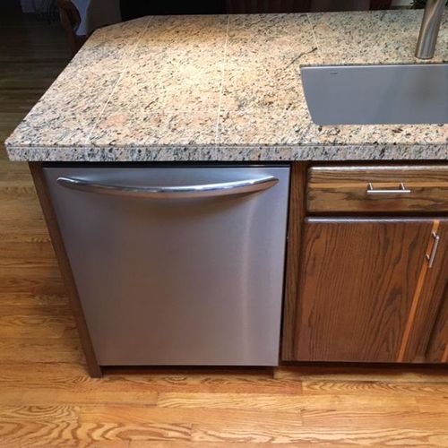 New oak hardwood floor,new dishwasher,