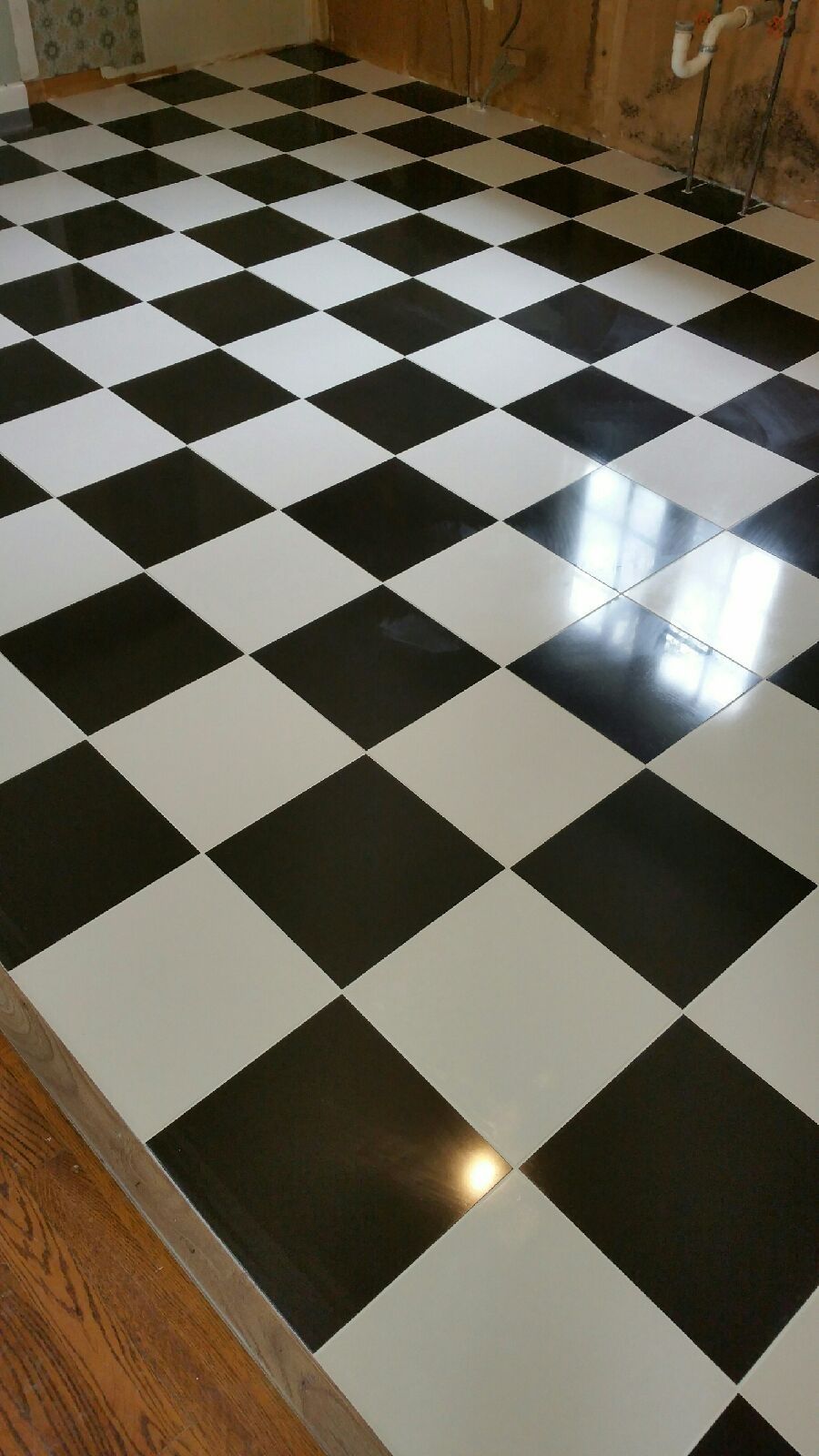 Black and white crystalized porcelain tiles instal