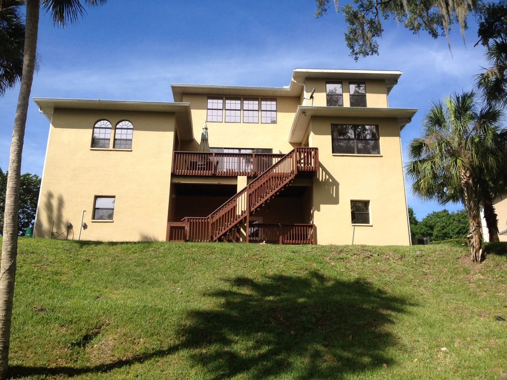 Riverview - 3 Story in back