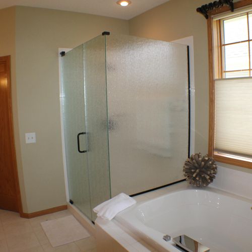 Corner shower on the end of bathtub in Rain Glass.