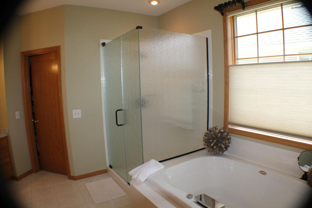 Corner shower on the end of bathtub in Rain Glass.