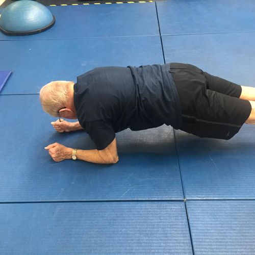 90 years old and a perfect plank. Flat back,glutes