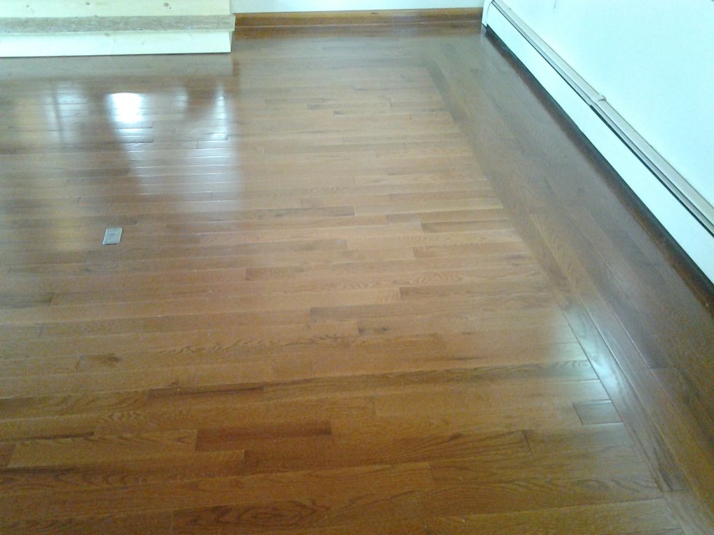 hardwood floor w/skirt
20x30