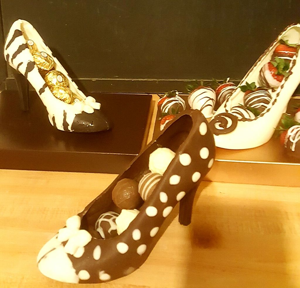 Chocolate heels filled with chocolate strawberries