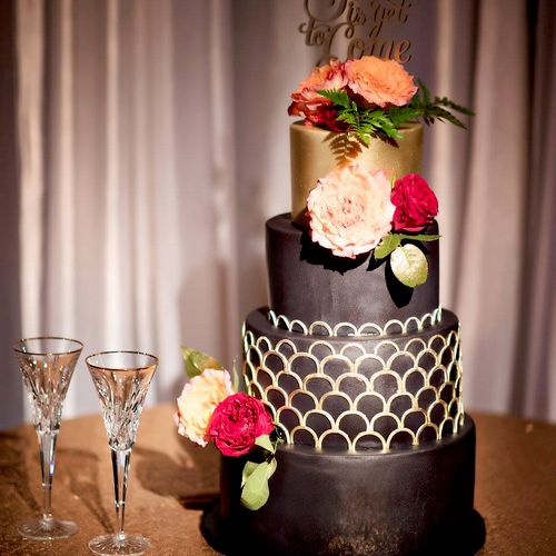 Black and gold Wedding Cake - Fondant covered cake