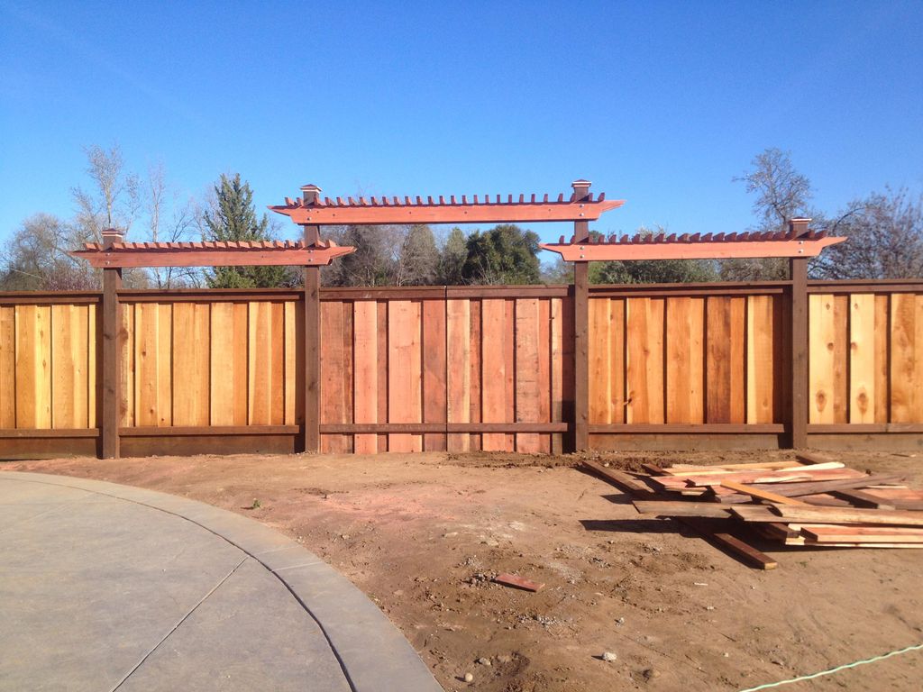 PRIVACY FENCE WITH TRIPLE ARBOR