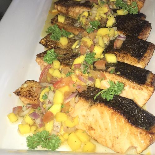 Grilled salmon with ginger sauce and mango salsa 