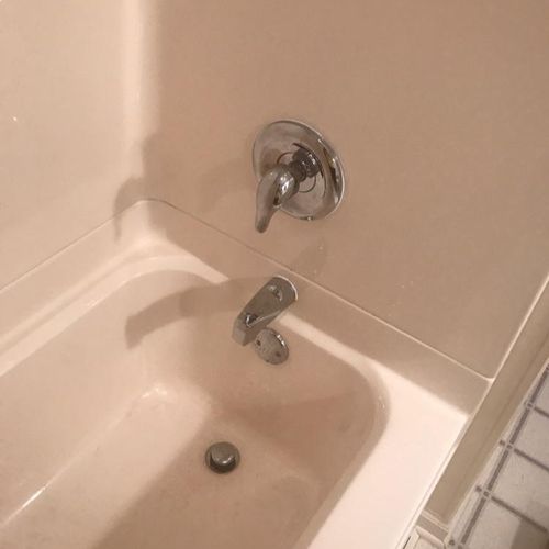 Single handle shower valve