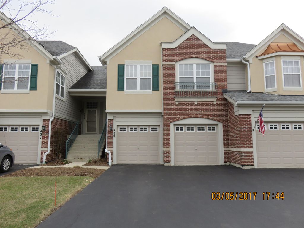 Town homes in Vernon Hills area under full managem