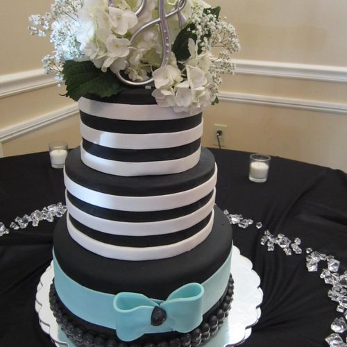 A sleek fondant and fresh flowers look. *Picture C