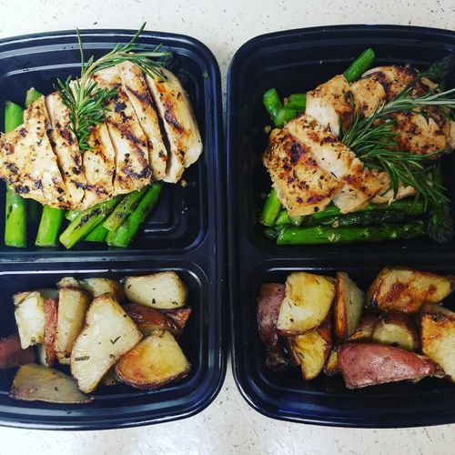 Meal Prep grilled chicken with asparagus and rosem