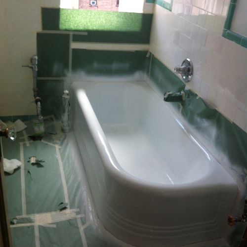 we just change this ugly green tub to bright white