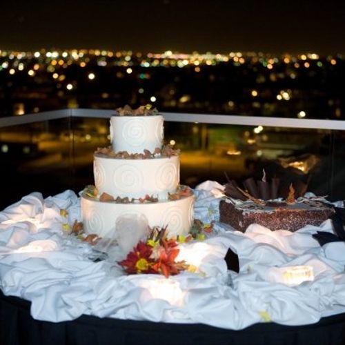 Evening wedding on the roof of the ValleyHo. Cake 