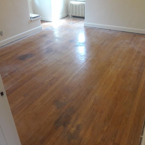 Red oak hardwood floor(BEFORE)