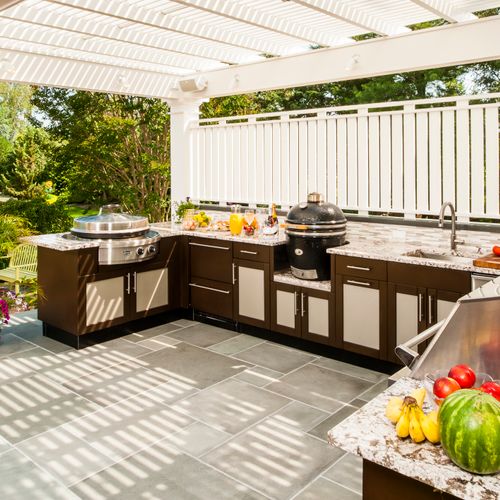Outdoor Kitchen w/Louvered Roof