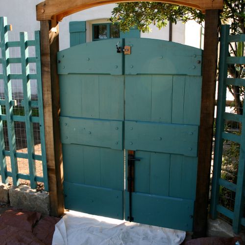 Double door and archway to pool.