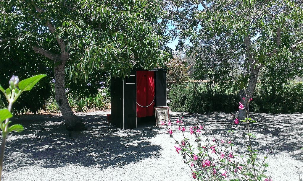 Enclosed Photo Booth

I Wedding - Gardens At Peaco