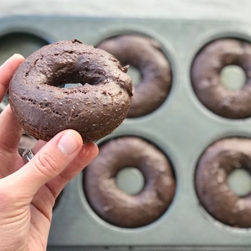 Simple chocolate doughnuts 