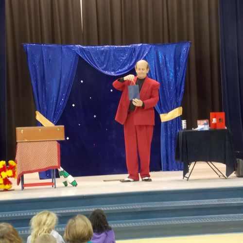 Zander the Magick performing in an elementary scho