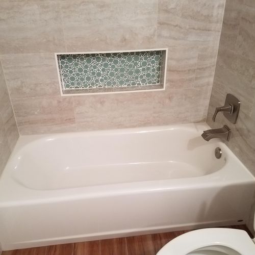 tub and tile with custom soap niche 