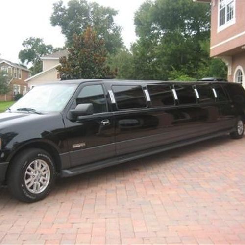 Our classy black Ford Expedition Limousine. Can se