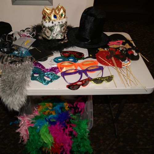 Props on table included in package.
Boas may not b