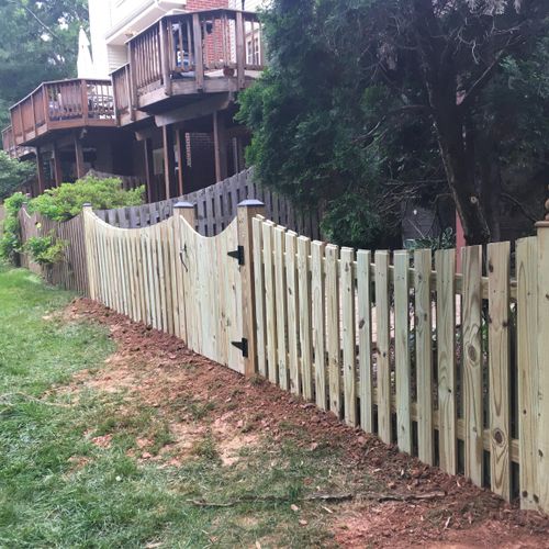 4ft concave wood fence with single gate 