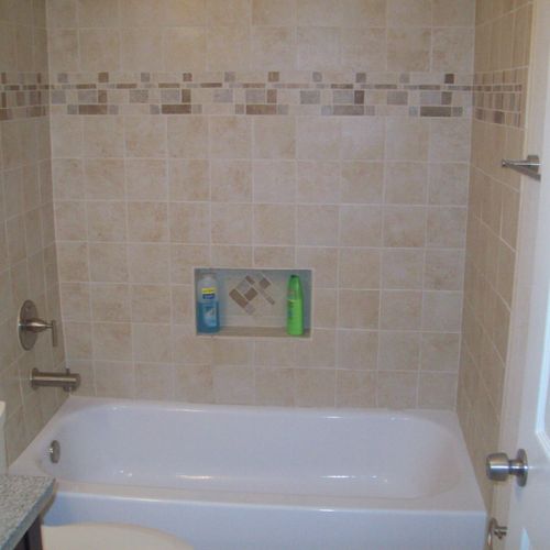 Tiled tub shower combo with a split rectangle stri
