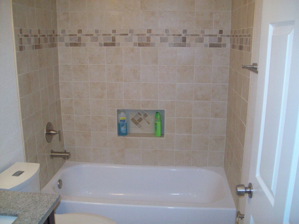 Tiled tub shower combo with a split rectangle stri