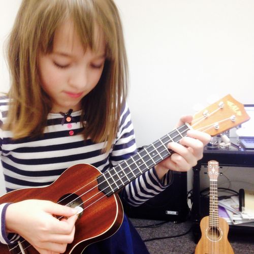 Nathalie learns the ukulele