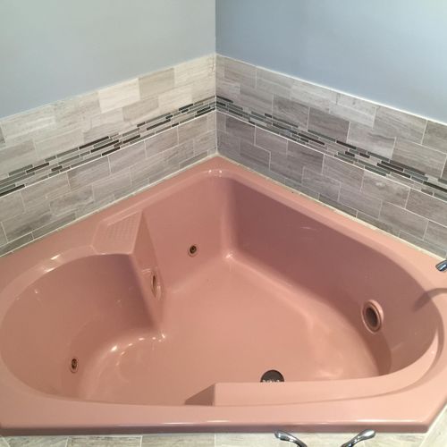 Before:Thid is s small jacuzzi tub.This was a colo