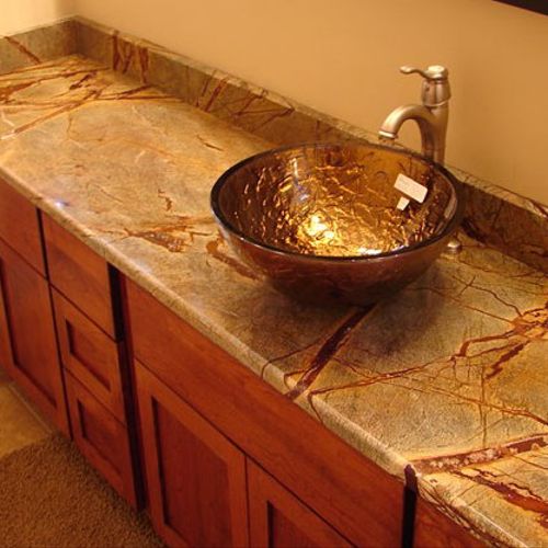 Bathroom vessel sink and tree root marble countert