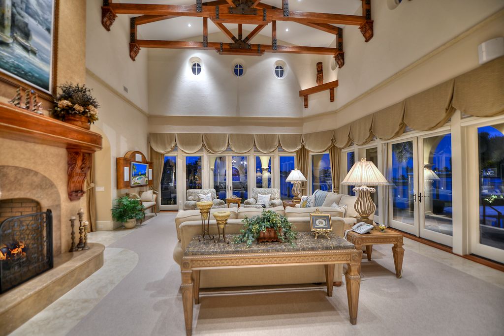 Interior photo's give the home a warm inviting fee