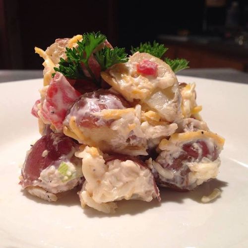 Red roasted potato salad with cheddar cheese is al