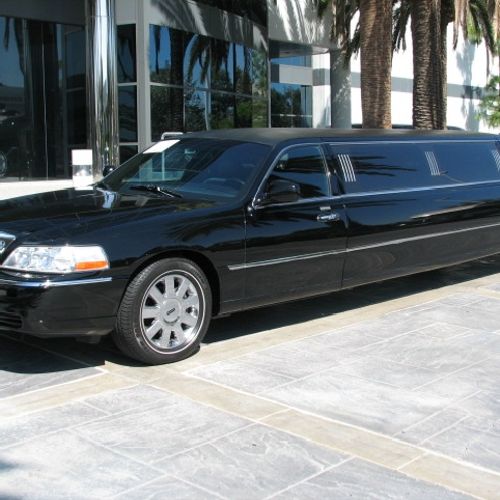 Ultra Stretch Lincoln Limousine for up to 10 passe