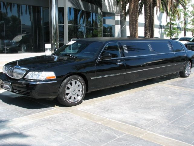 Ultra Stretch Lincoln Limousine for up to 10 passe