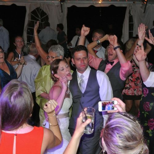 We make BRIDE and GROOM the stars at our weddings!