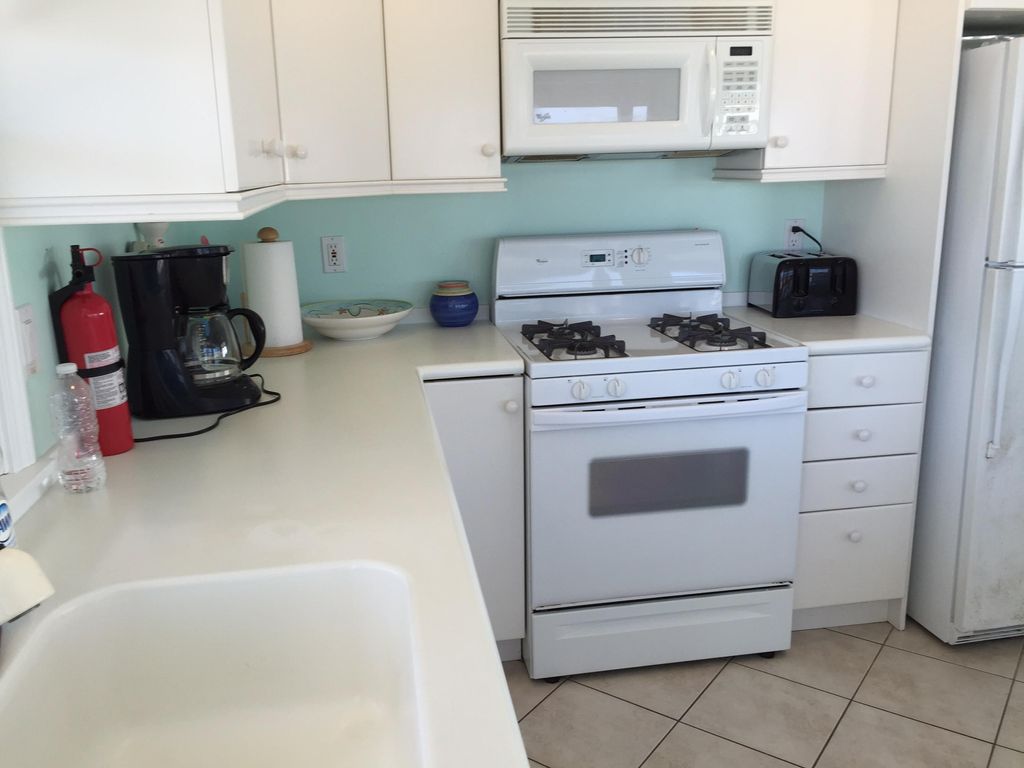 Beach house. We cleaning.. Kitchen,in the bedrooms