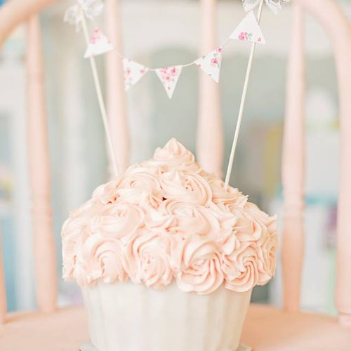 A simple yet elegant Shabby Chic Giant Cupcake