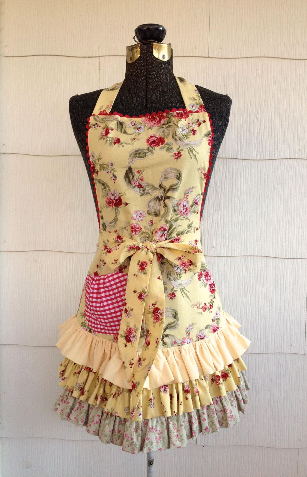 ruffled apron
