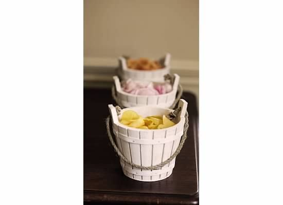 Rustic Wedding: Flower Girls' Buckets