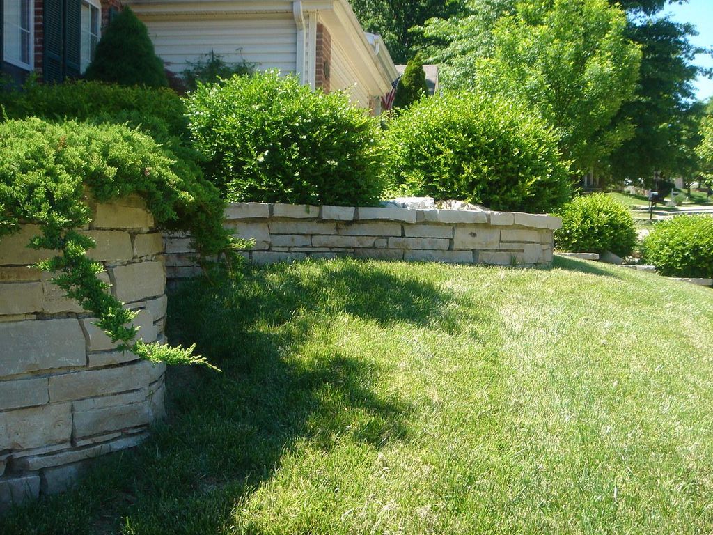 Natural stone retaining wall in Ballwin, MO.