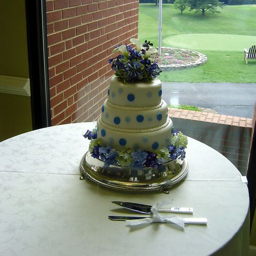 Cake with flowers for summer wedding