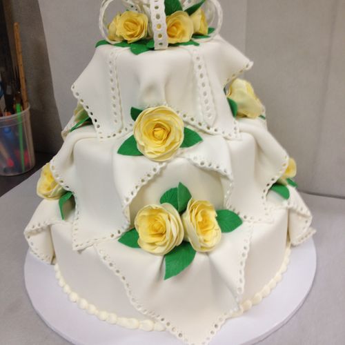 Fondant finish with Fondant Roses and leaves