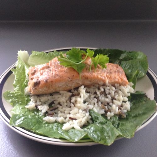 Salmon over a bed of long grain rice and romaine l