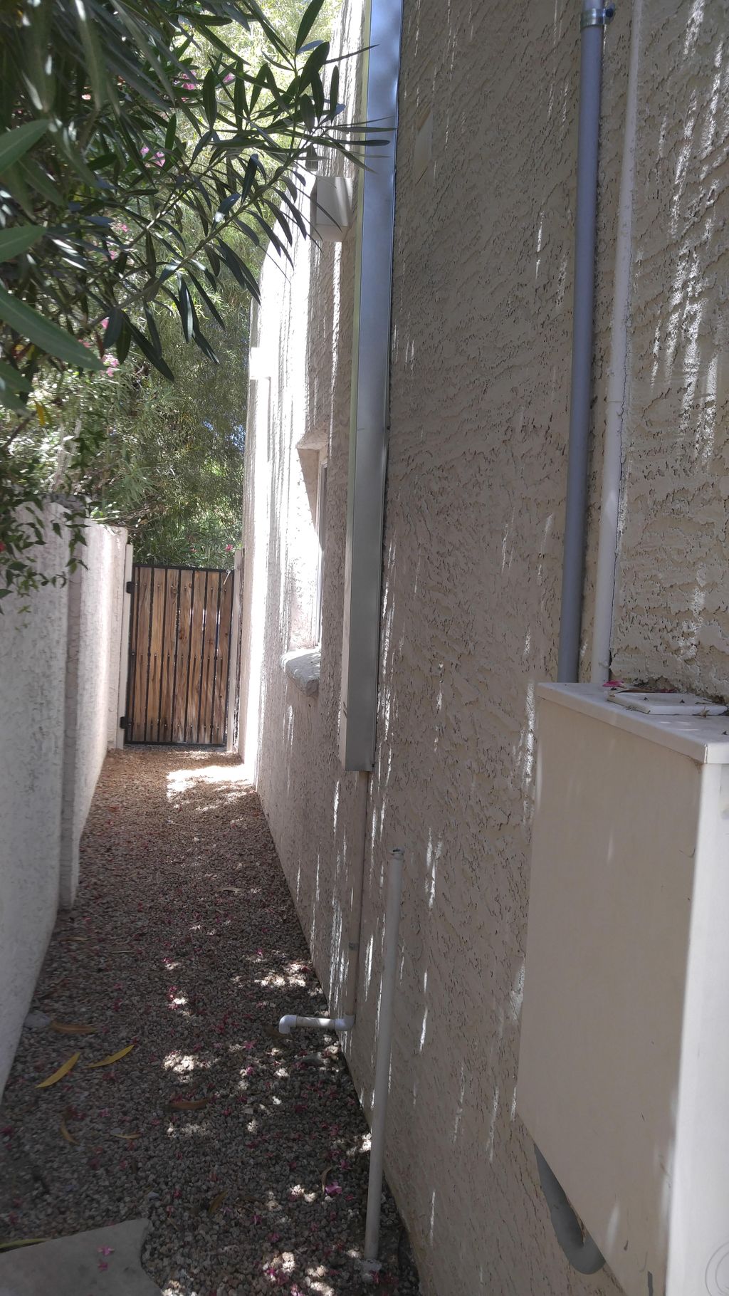 this shows you the unobstructed walkway the cover 