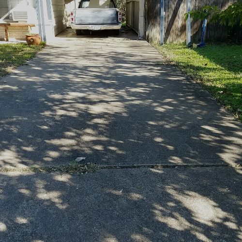 Homesuds driveway & sidewalk before cleaning 