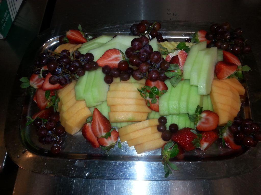 WILKES FAMILY CATERERS  fruit platter (25ppl)
