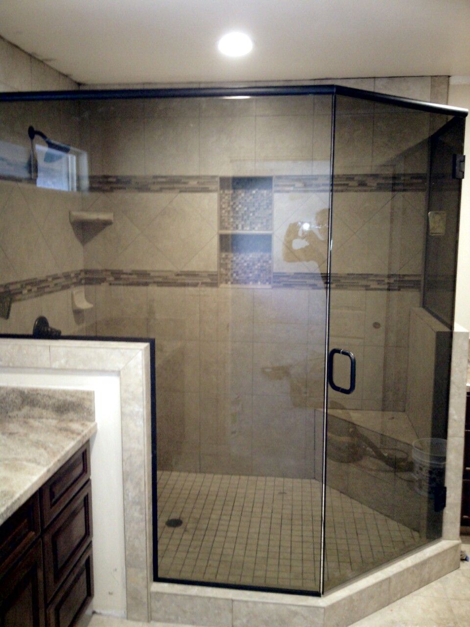 SHOWER DOOR WITH NEO ANGLE. SEMI FRAMELESS WITH BR